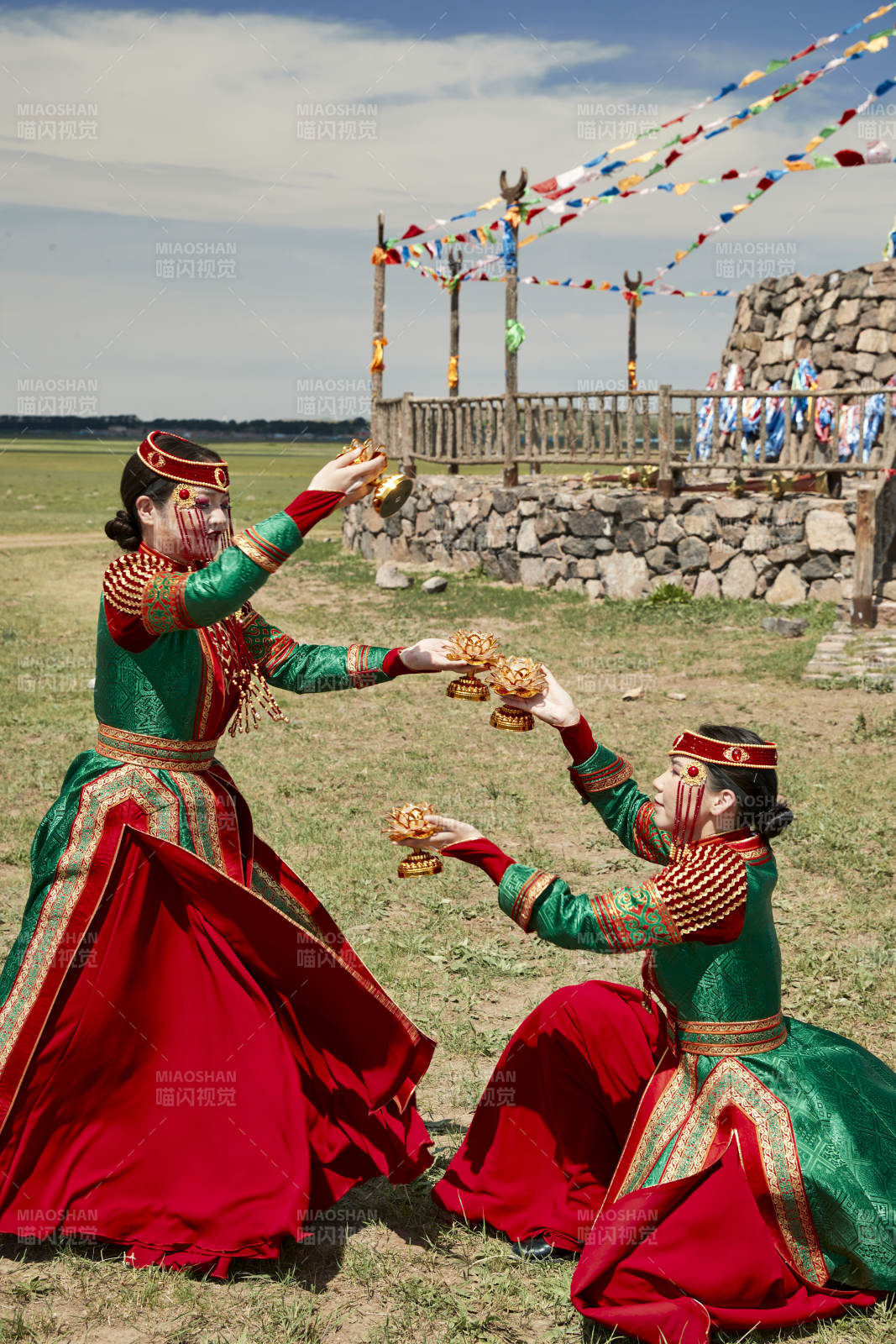 那达慕大会上表演的蒙古族传统舞蹈