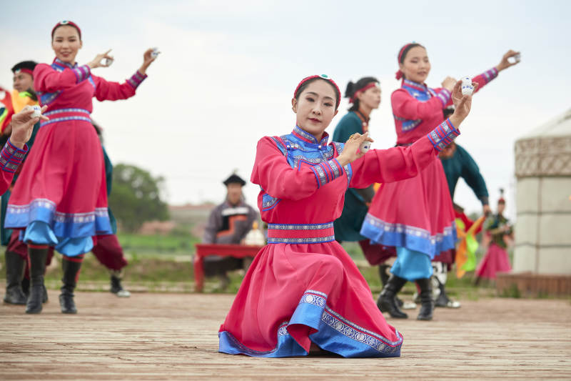那达慕大会上表演的蒙古族传统舞蹈