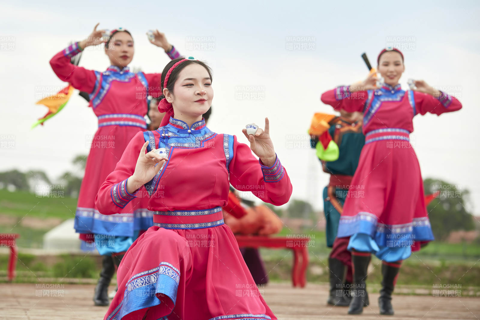 那达慕大会上表演的蒙古族传统舞蹈