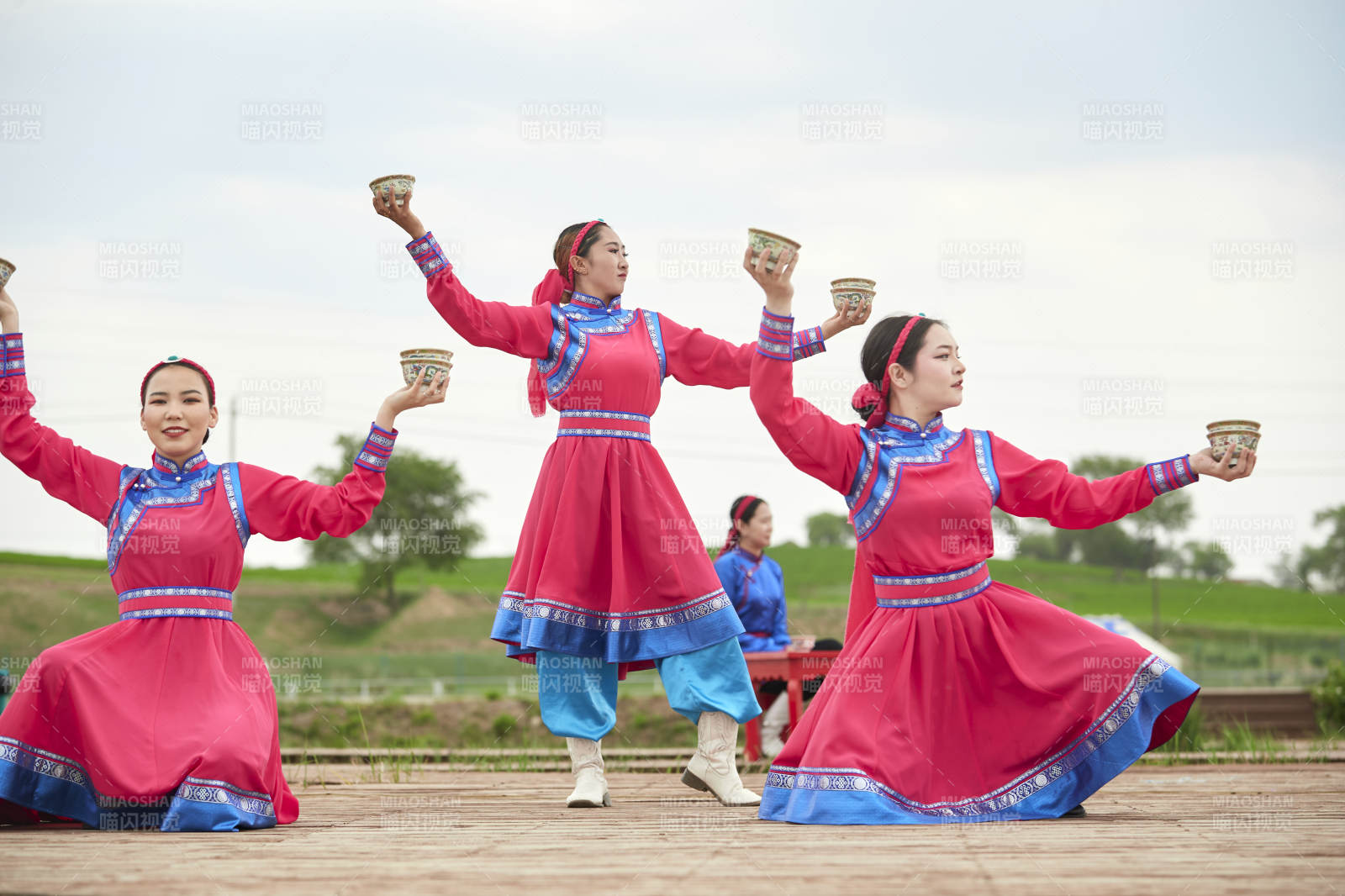 那达慕大会上表演的蒙古族传统舞蹈图片