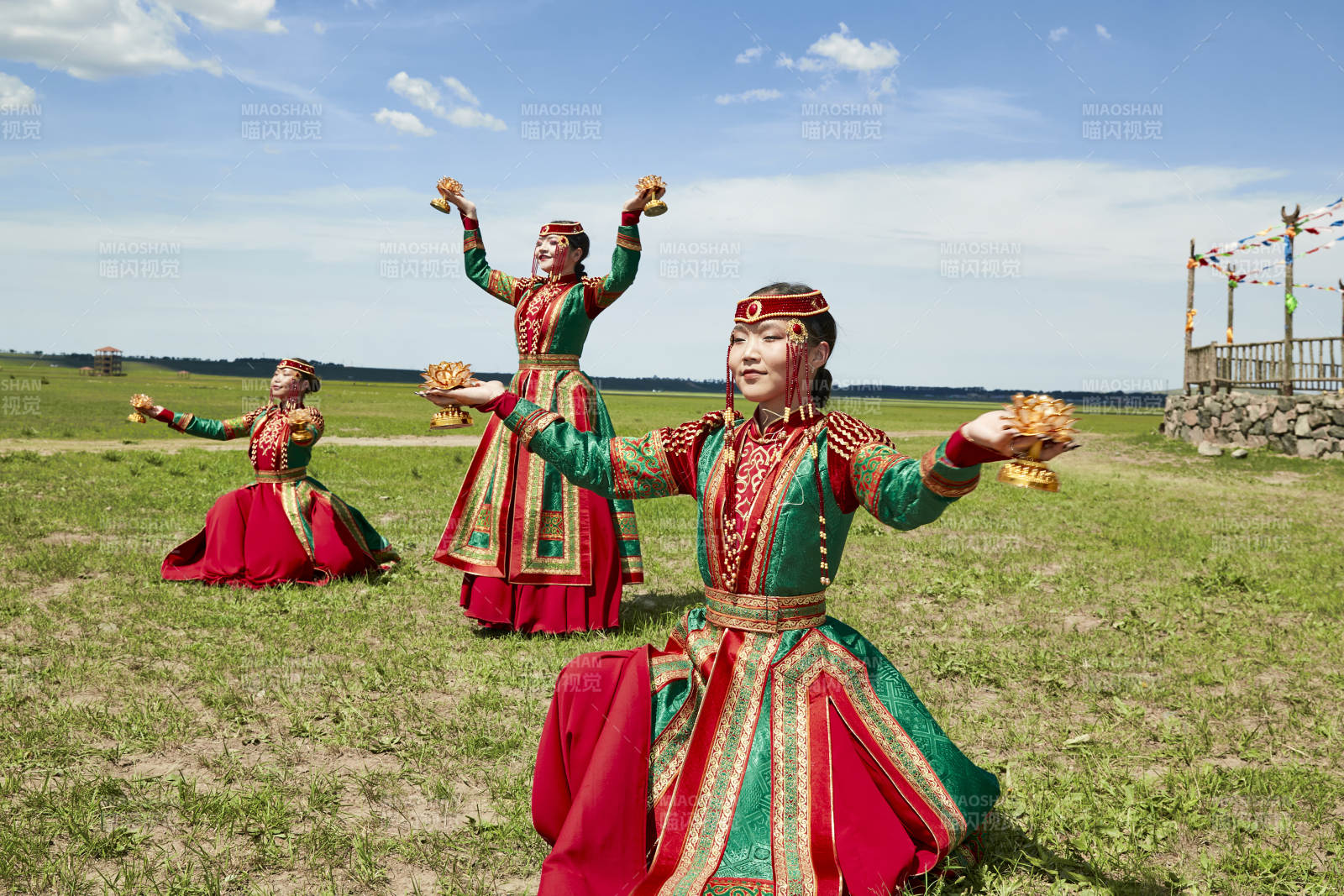 那达慕大会上表演的蒙古族传统舞蹈