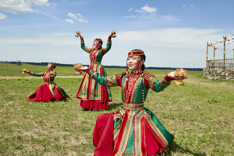 那达慕大会上表演的蒙古族传统舞蹈