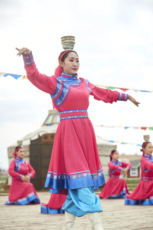 那达慕大会上表演的蒙古族传统舞蹈