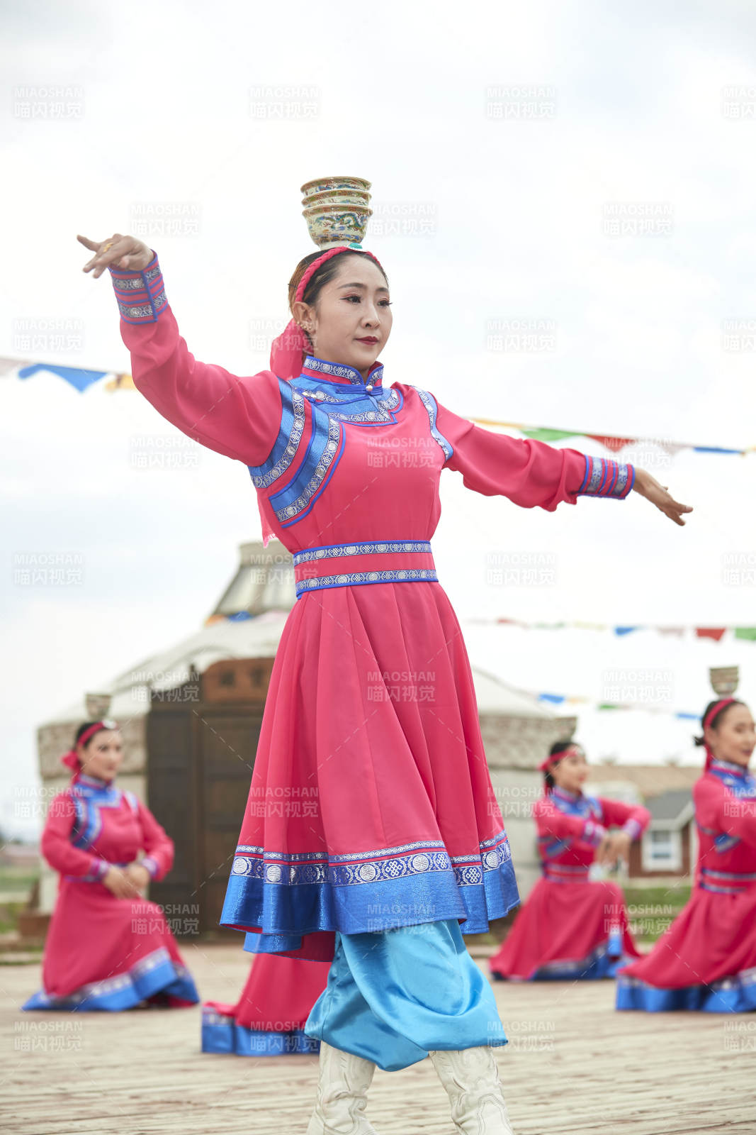 那达慕大会上表演的蒙古族传统舞蹈