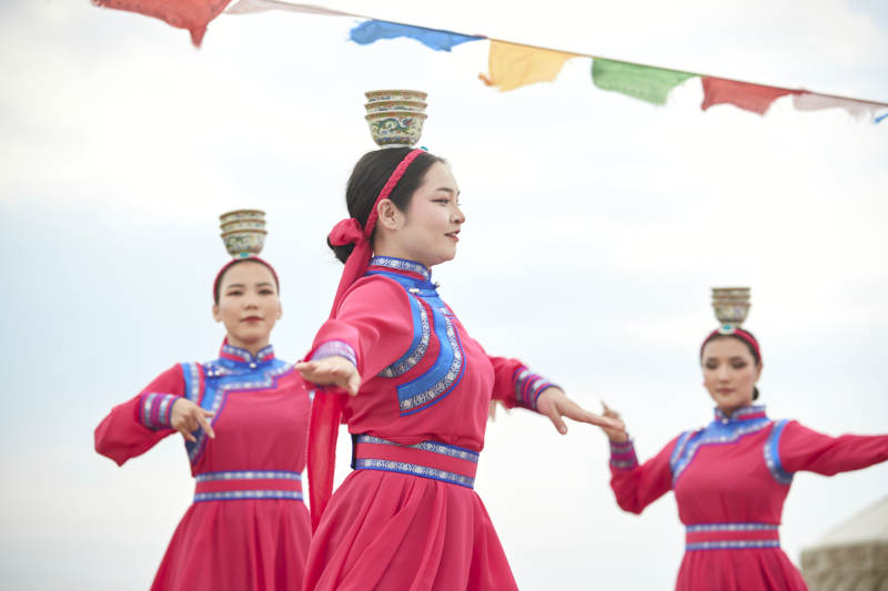 那达慕大会上表演的蒙古族传统舞蹈