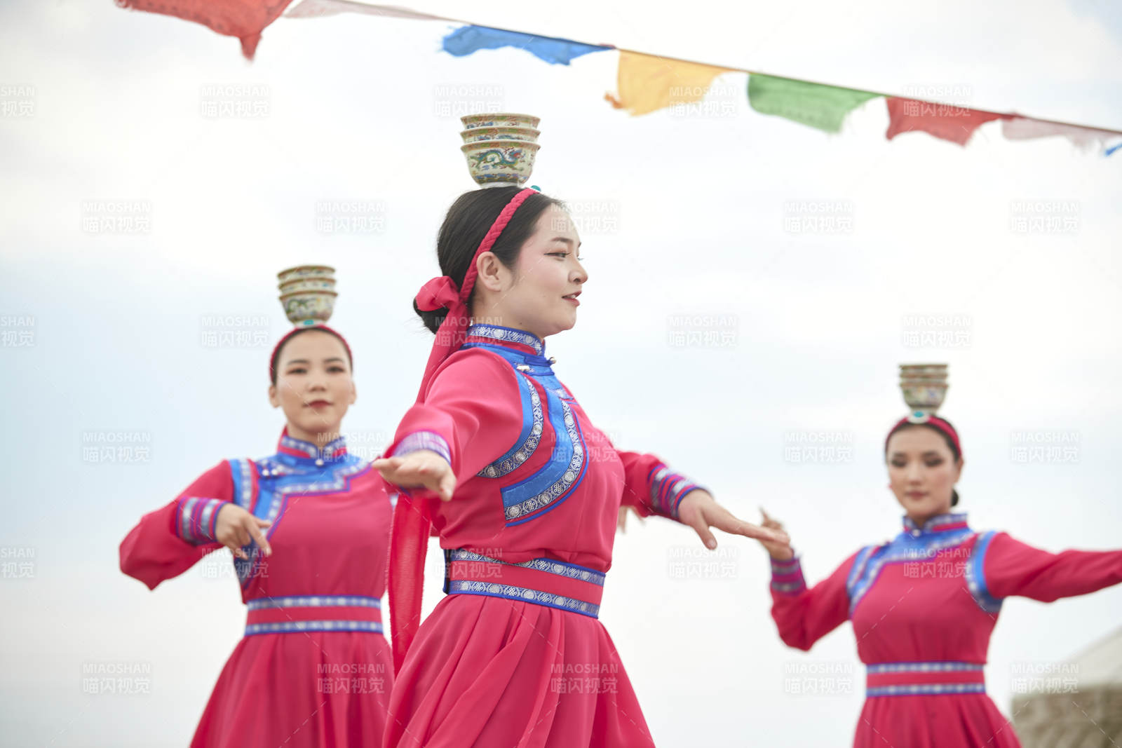 那達慕大會上表演的蒙古族傳統舞蹈