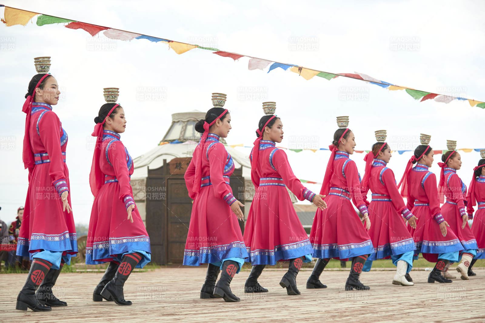 那达慕大会上表演的蒙古族传统舞蹈