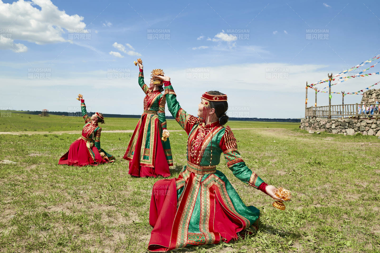 那達慕大會上表演的蒙古族傳統舞蹈