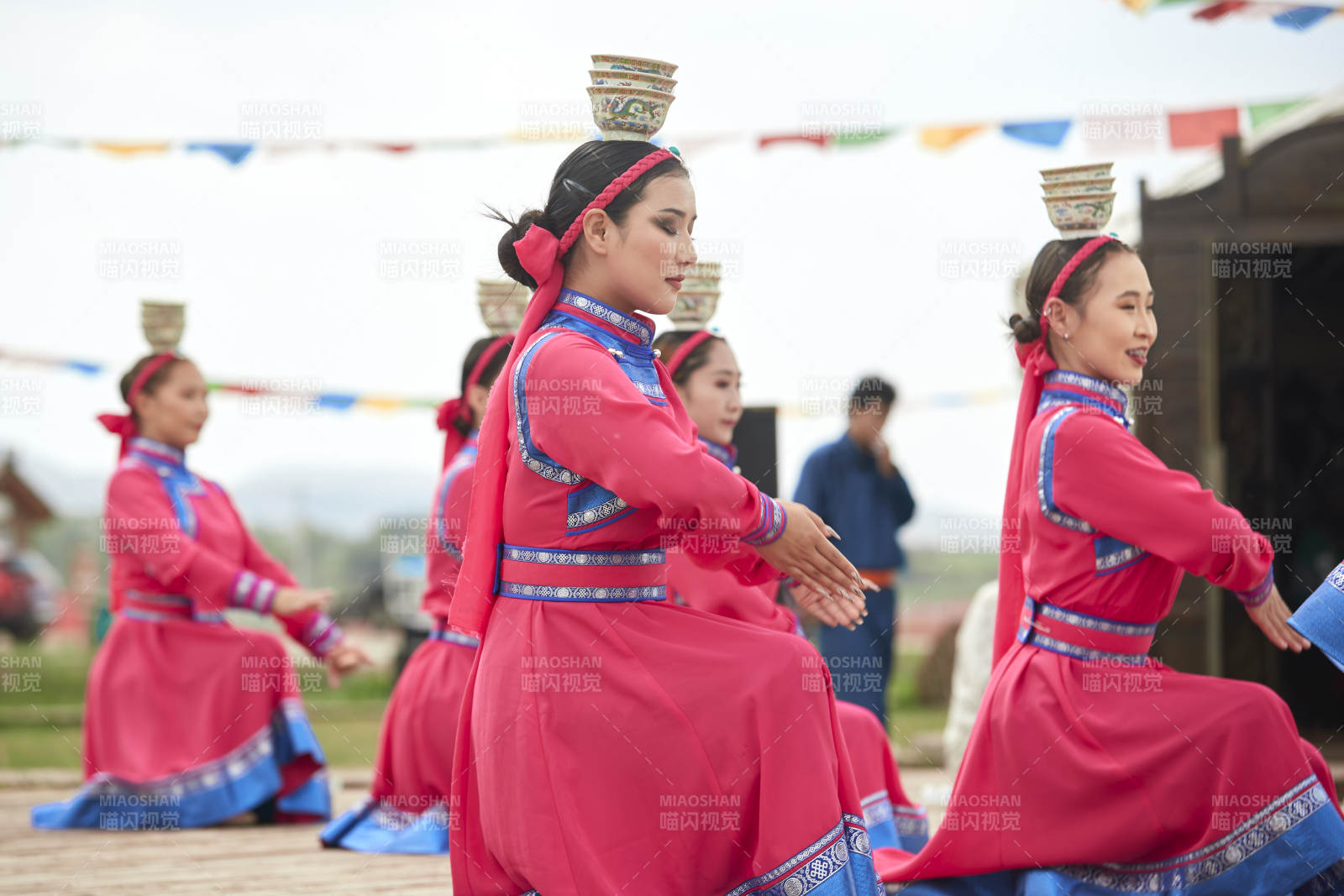 那達(dá)慕大會(huì)上表演的蒙古族傳統(tǒng)舞蹈