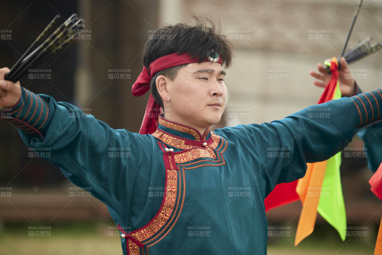 那达慕大会上表演的蒙古族传统舞蹈