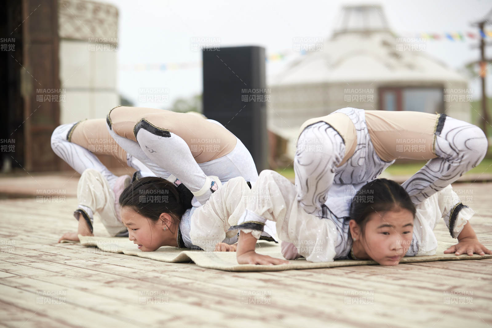 进行柔术体操杂技表演的三个少女