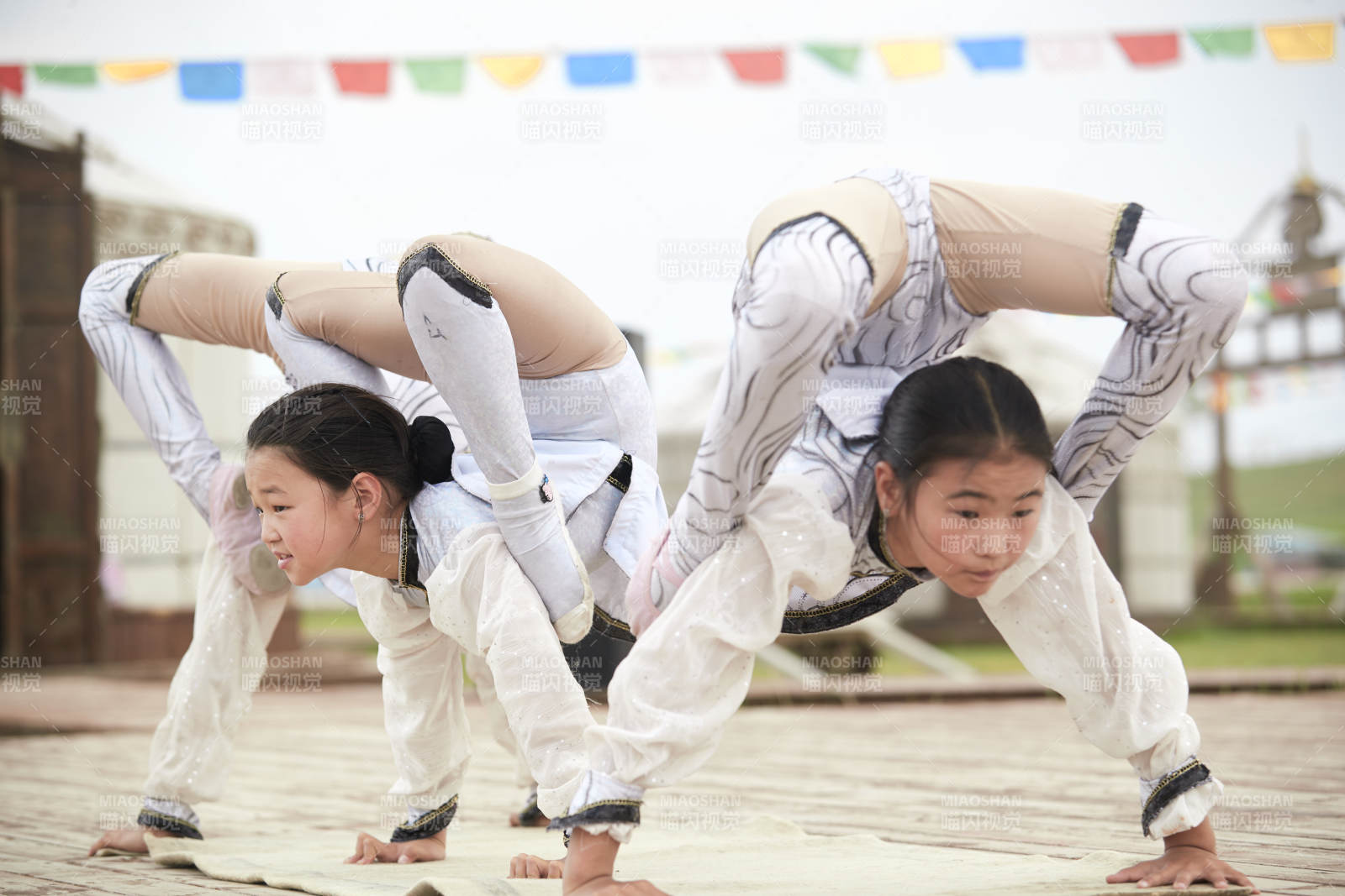 进行柔术体操杂技表演的三个少女