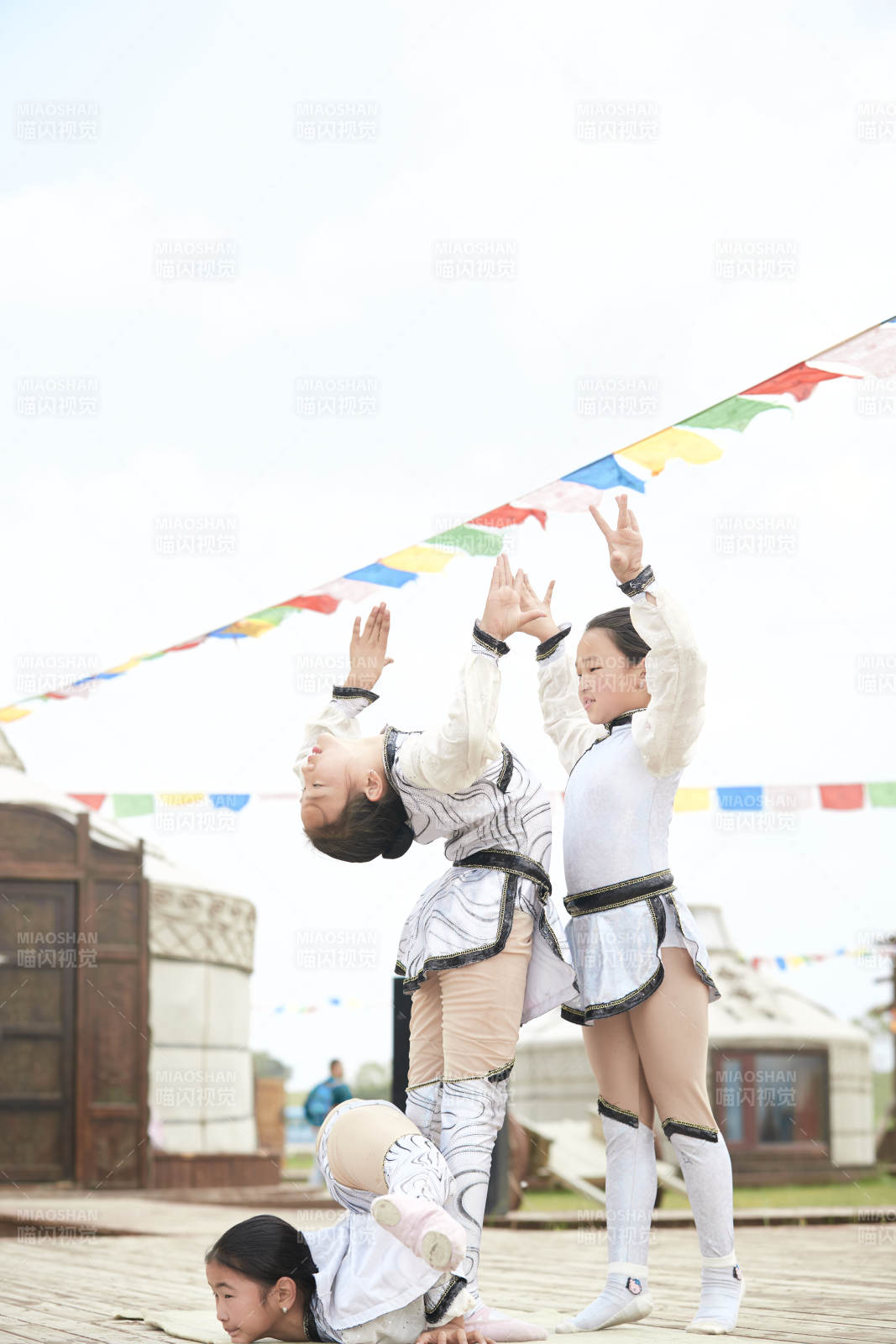 进行柔术体操杂技表演的三个少女