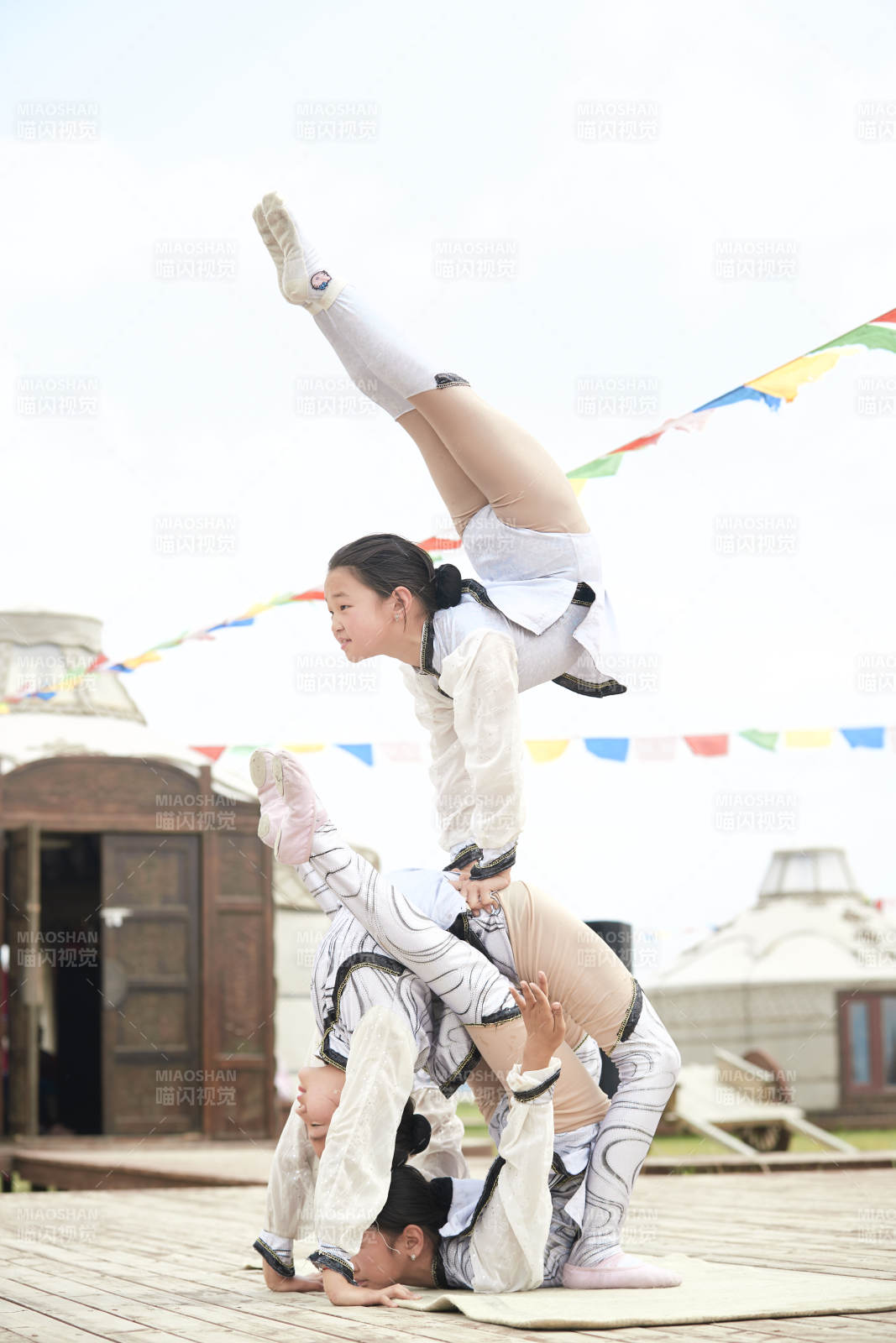 進行柔術體操雜技表演的三個少女