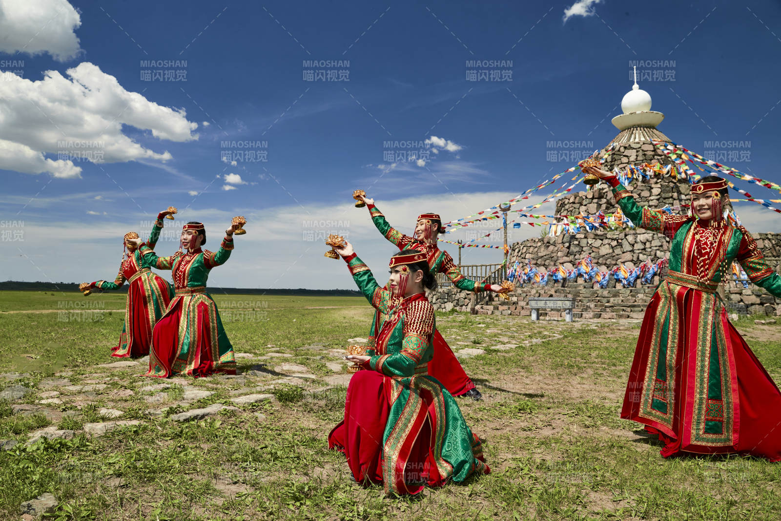 那達慕大會上表演的蒙古族傳統舞蹈