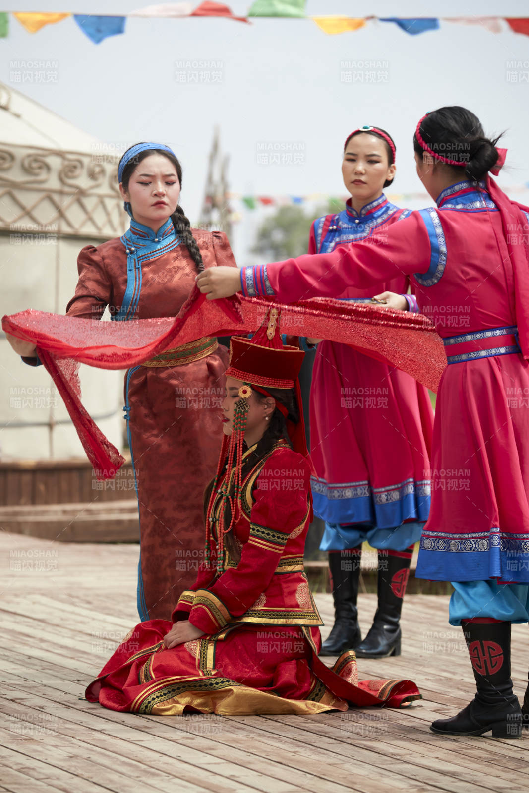 草原上的傳統蒙古族婚禮儀式