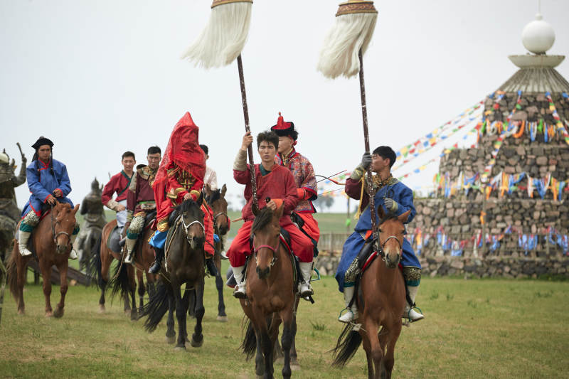 草原上的传统蒙古族婚礼仪式