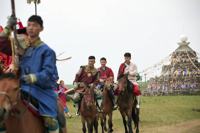 草原上的传统蒙古族婚礼仪式