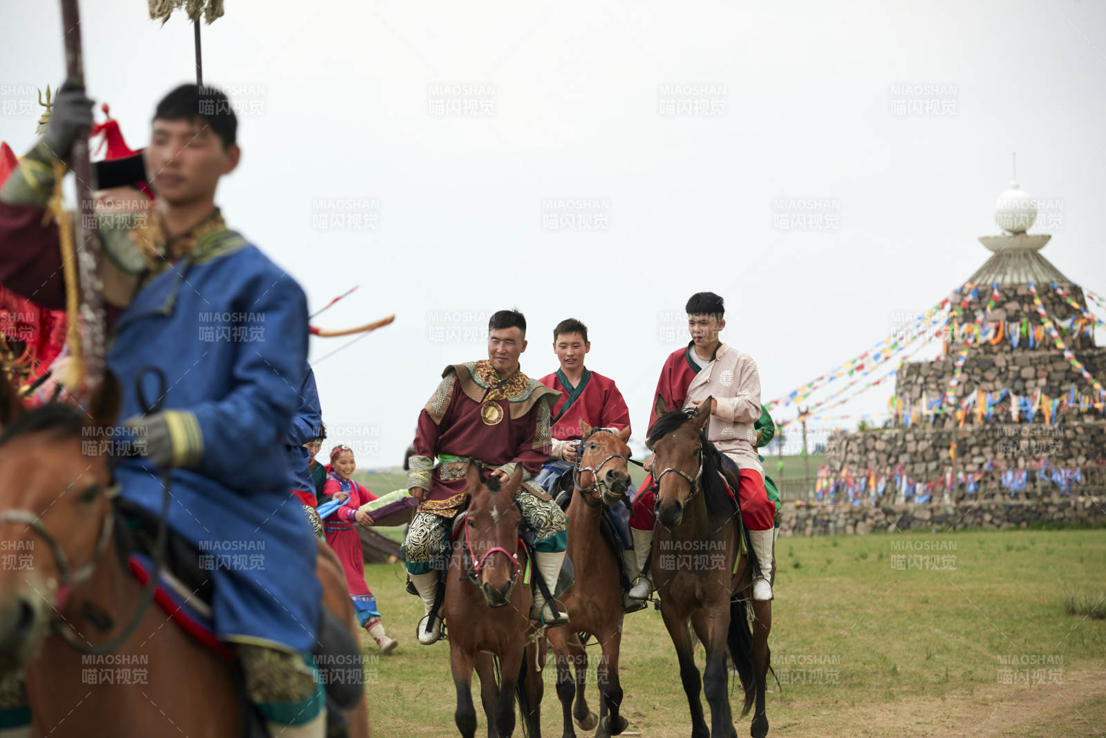 草原上的传统蒙古族婚礼仪式