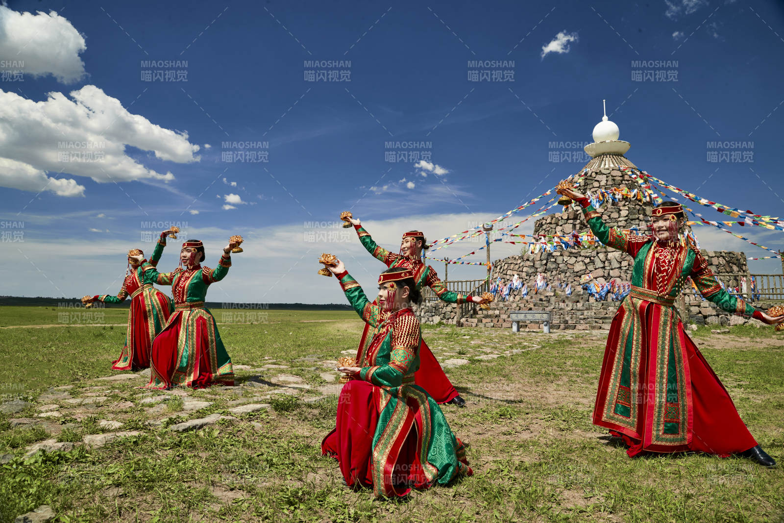 那達慕大會上表演的蒙古族傳統舞蹈