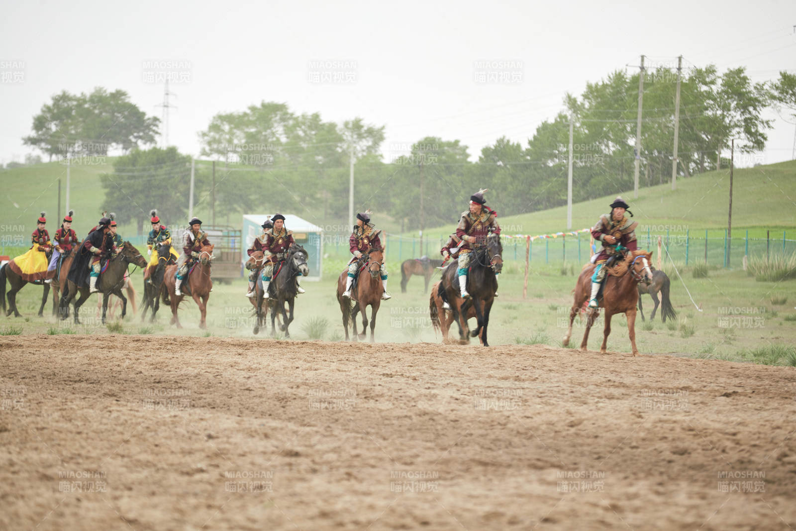 在草原景区表演的蒙古古代骑马打仗演出