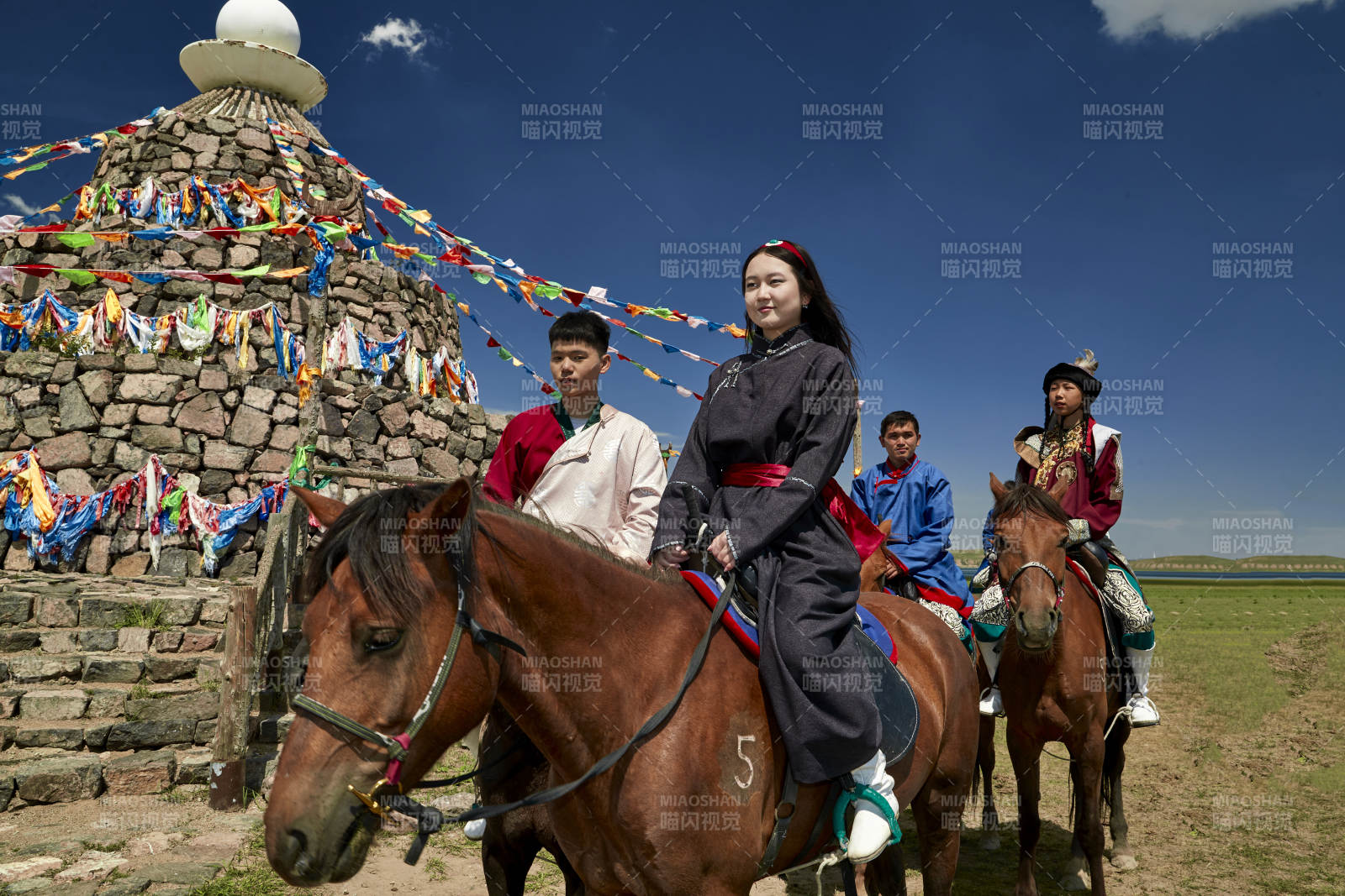 草原那達慕大會上騎著馬的蒙古演員