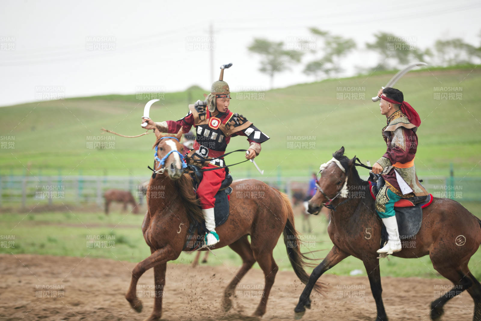 在草原景区表演的蒙古古代骑马打仗演出