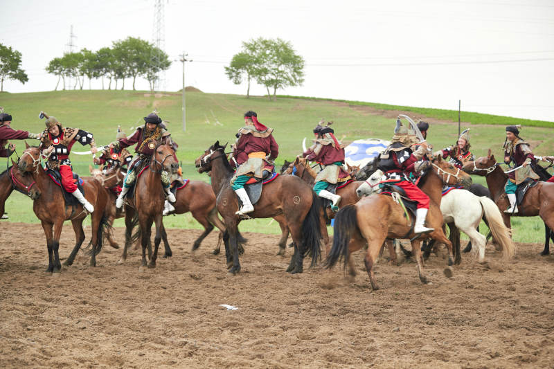 在草原景区表演的蒙古古代骑马打仗演出
