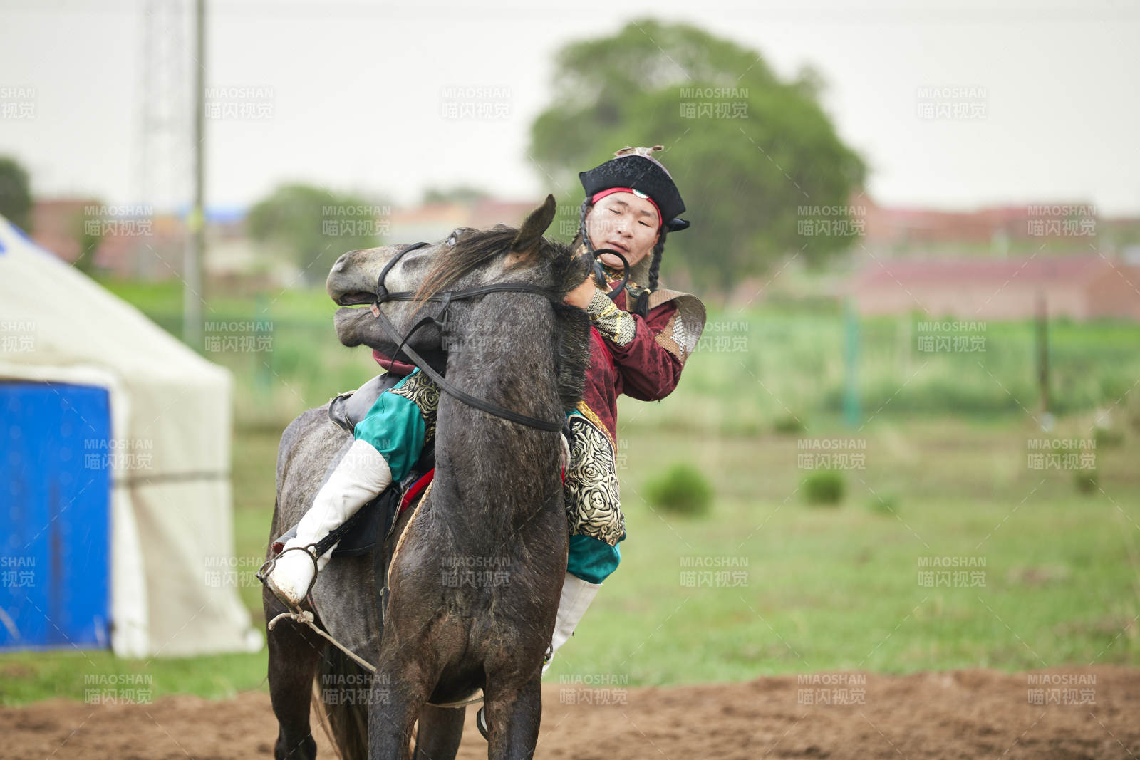 在草原景區表演的蒙古古代騎馬打仗演出