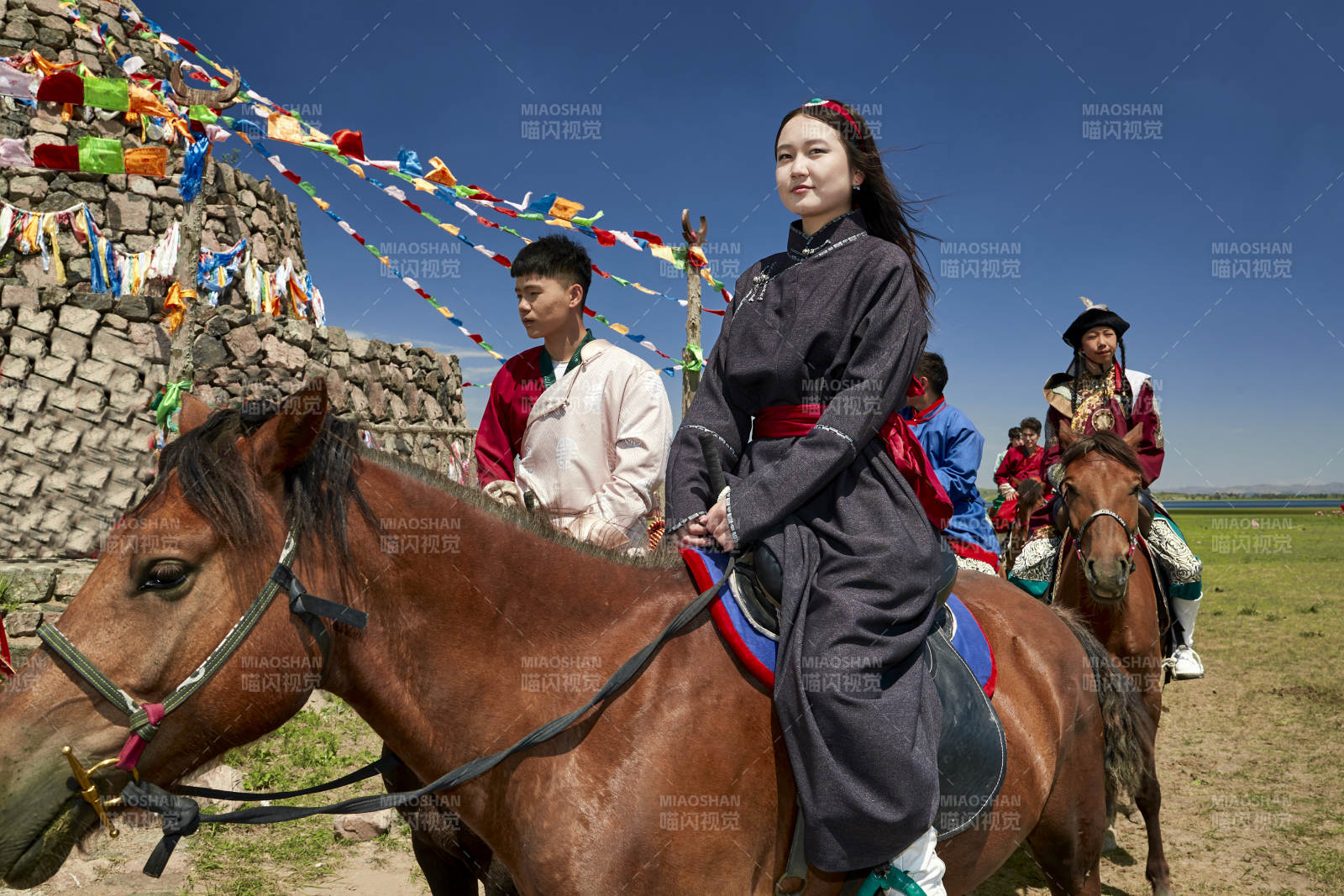 草原那達(dá)慕大會上騎著馬的蒙古演員