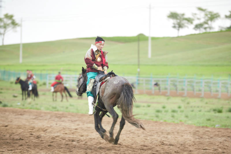 河北省沽源县库伦淖尔景区的蒙古马术表演