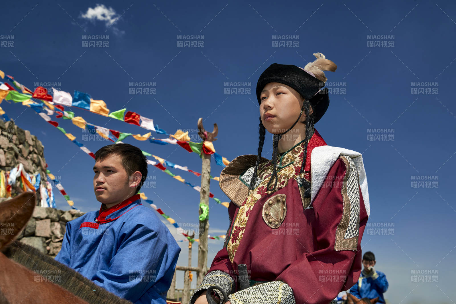 草原那達慕大會上騎著馬的蒙古演員