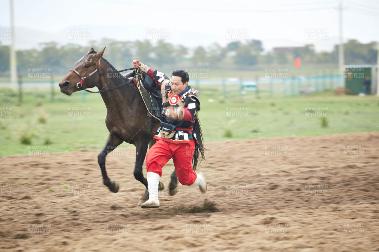 河北省沽源縣庫倫淖爾景區(qū)的蒙古馬術(shù)表演