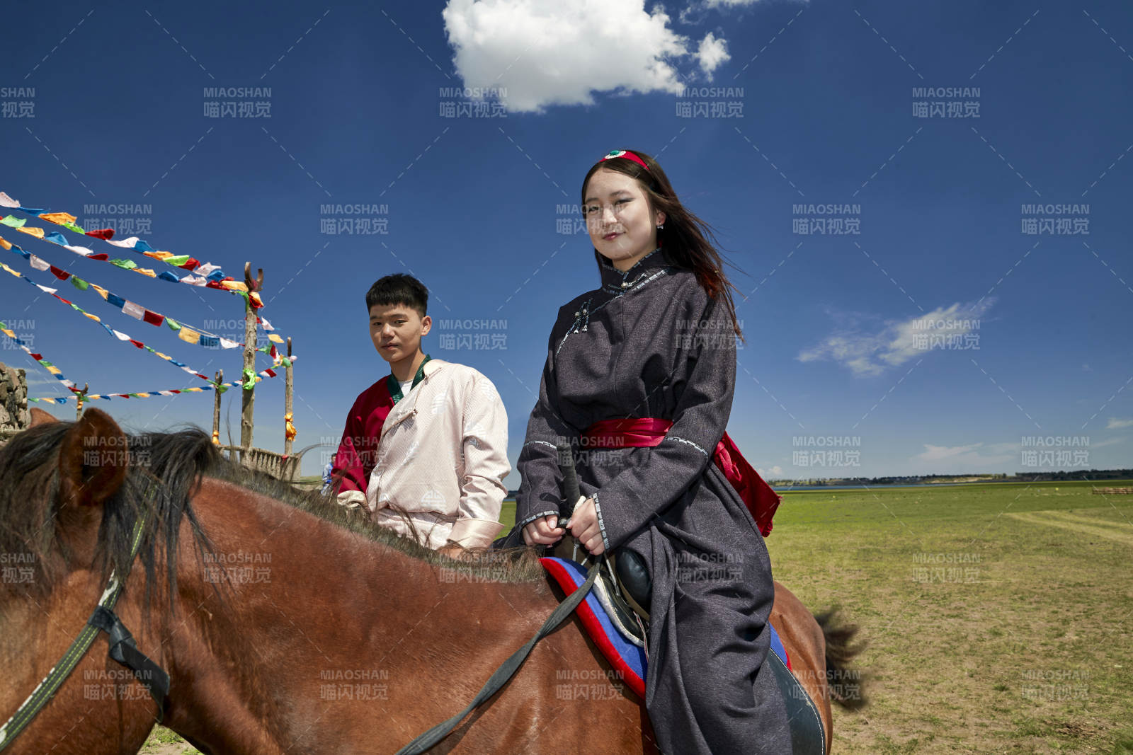 草原那達慕大會上騎著馬的蒙古演員