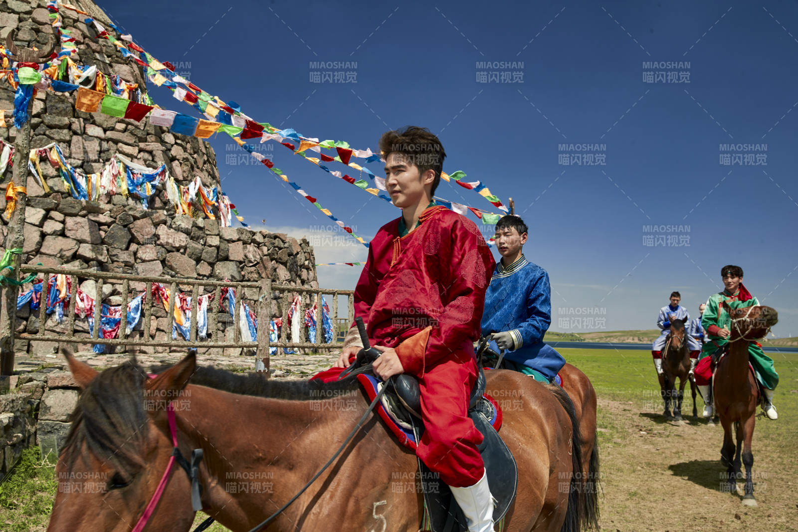 草原那达慕大会上骑着马的蒙古演员