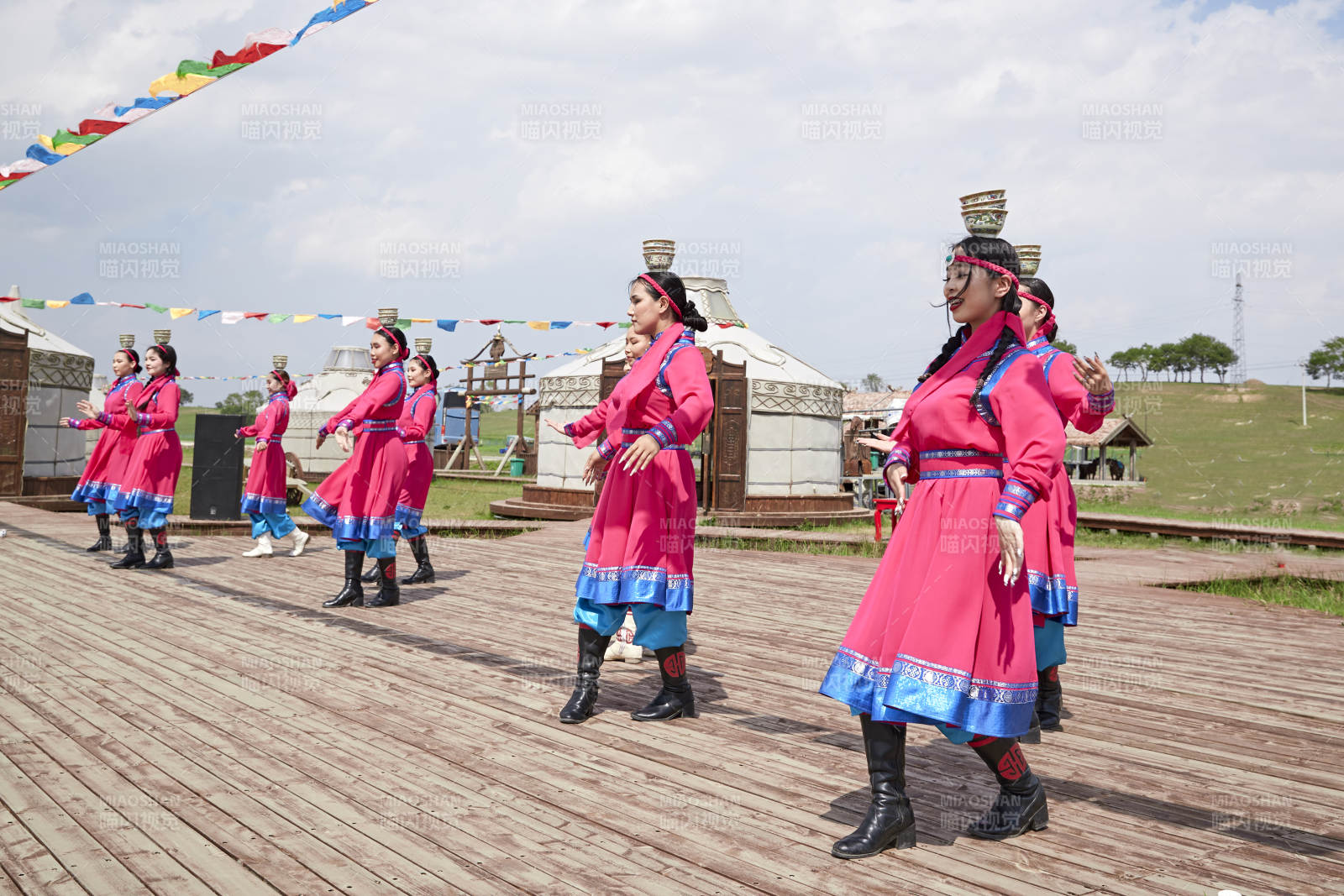 那達慕大會上表演的蒙古族傳統舞蹈