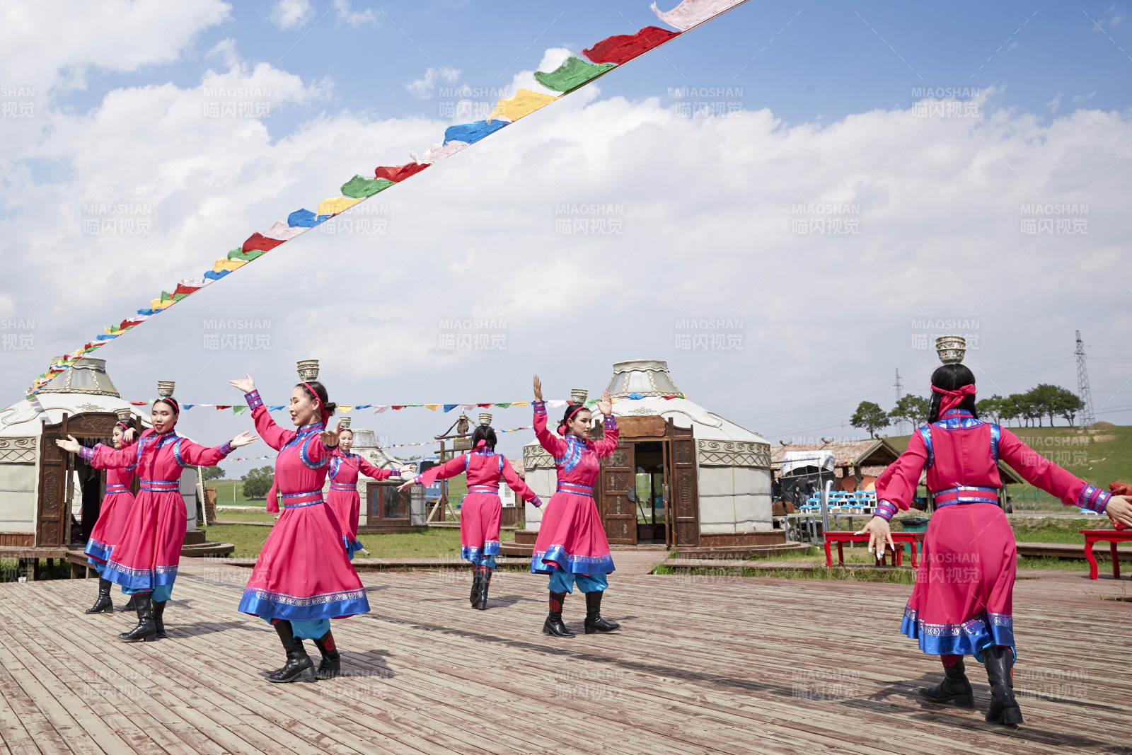 那達(dá)慕大會(huì)上表演的蒙古族傳統(tǒng)舞蹈