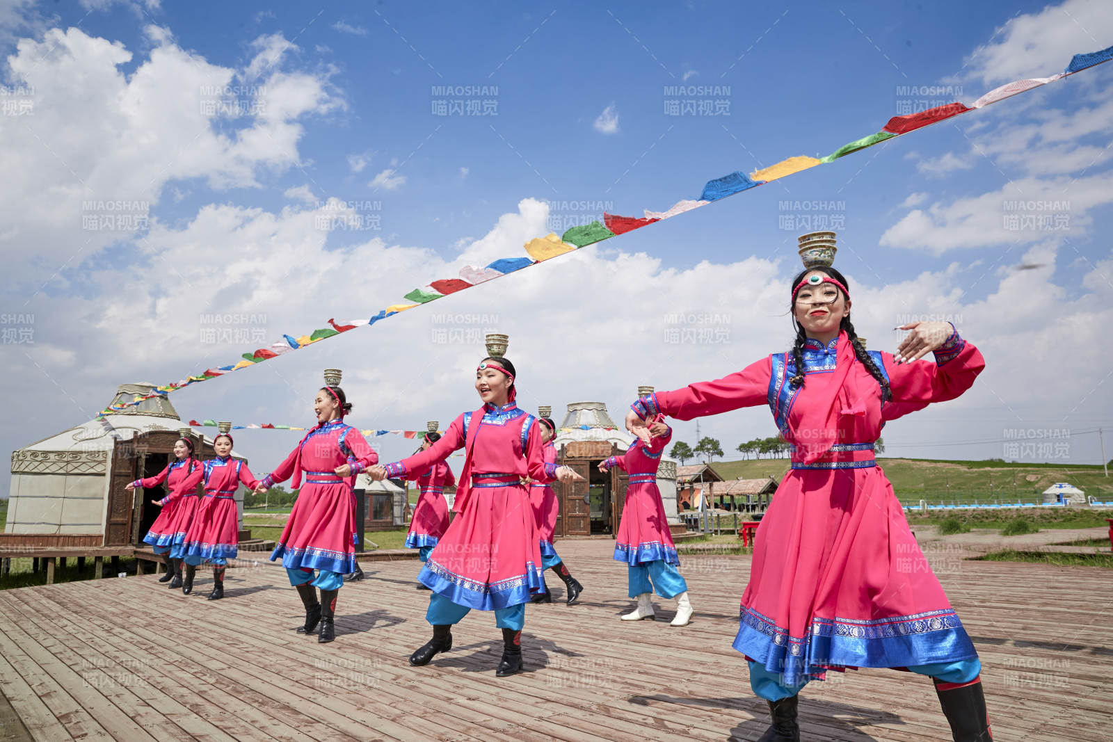 那達慕大會上表演的蒙古族傳統舞蹈