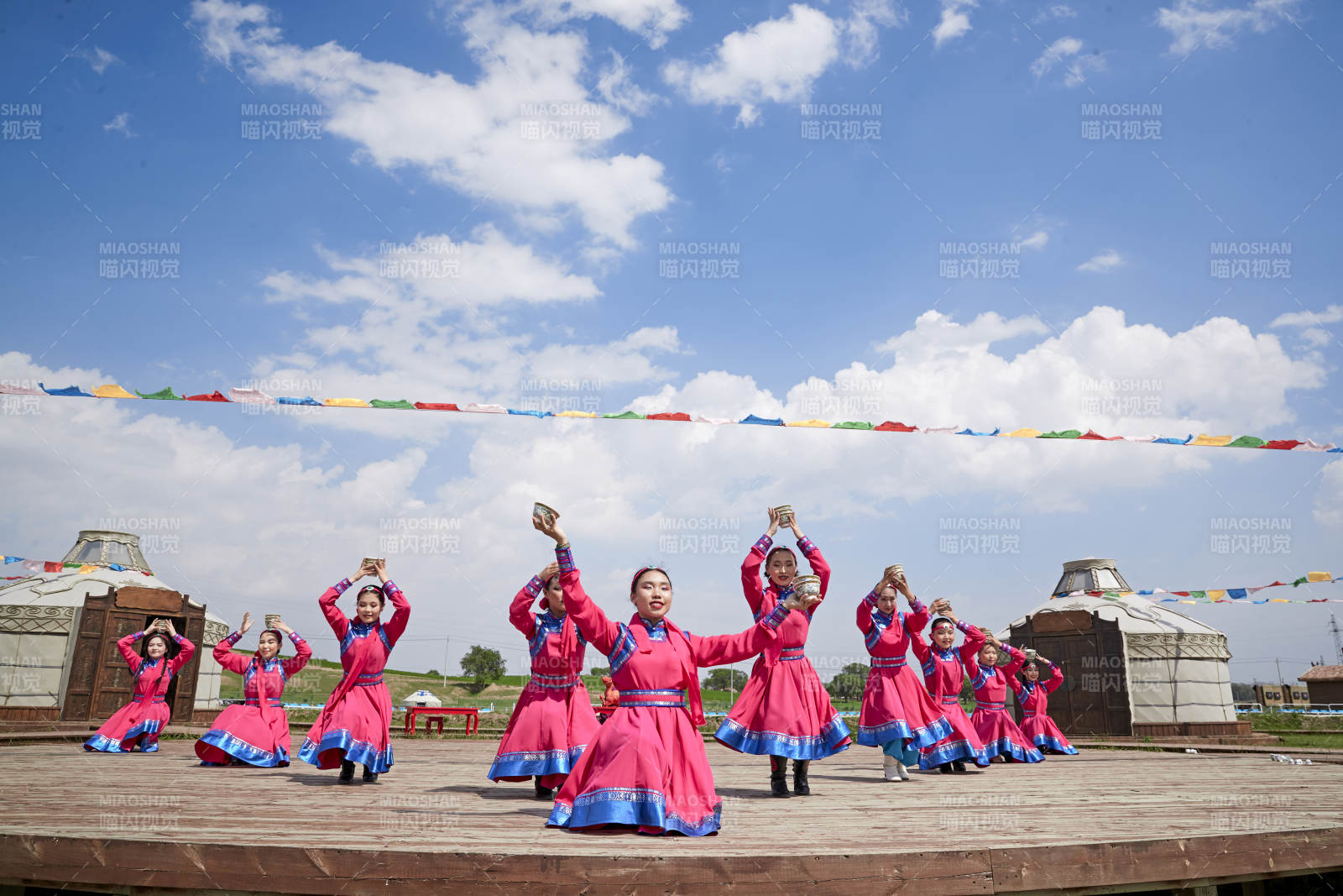 那達(dá)慕大會(huì)上表演的蒙古族傳統(tǒng)舞蹈