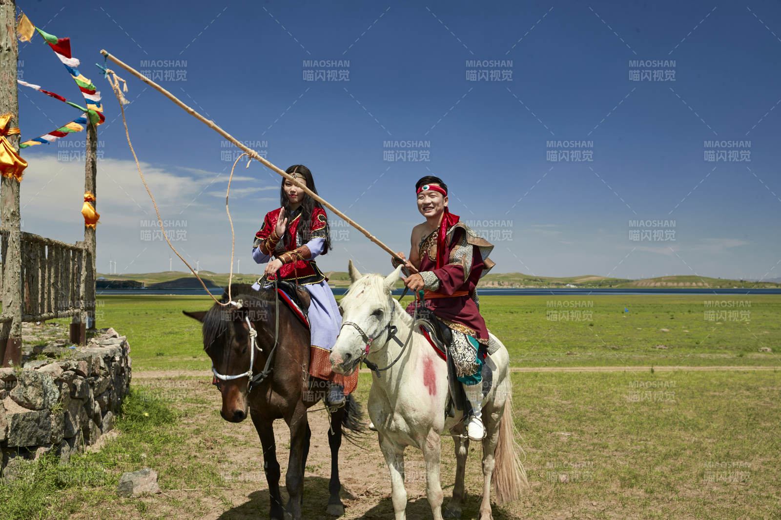 草原那達慕大會上騎著馬的蒙古演員