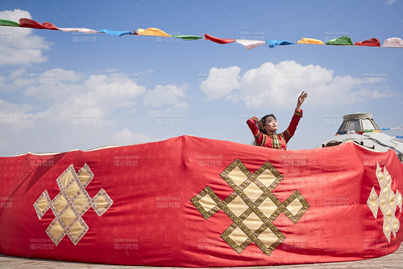 草原上的傳統(tǒng)蒙古族婚禮儀式