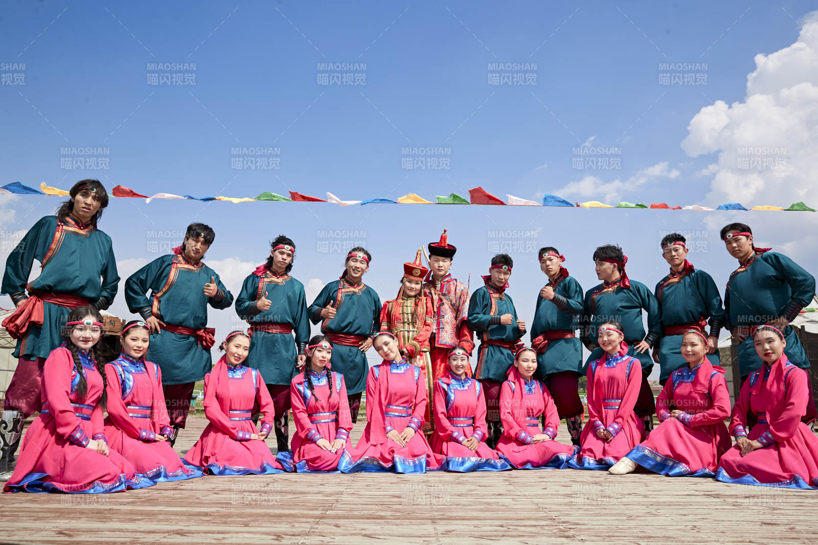 那達(dá)慕大會上表演的蒙古族舞蹈演員