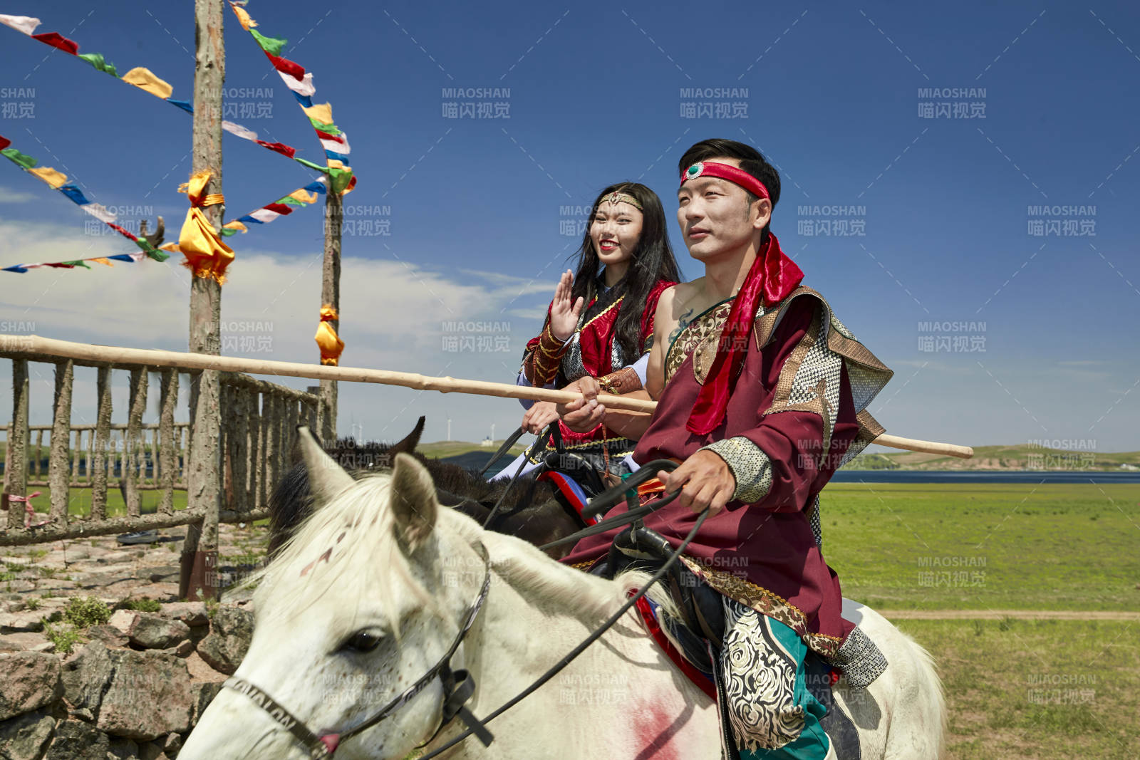 草原那達慕大會上騎著馬的蒙古演員