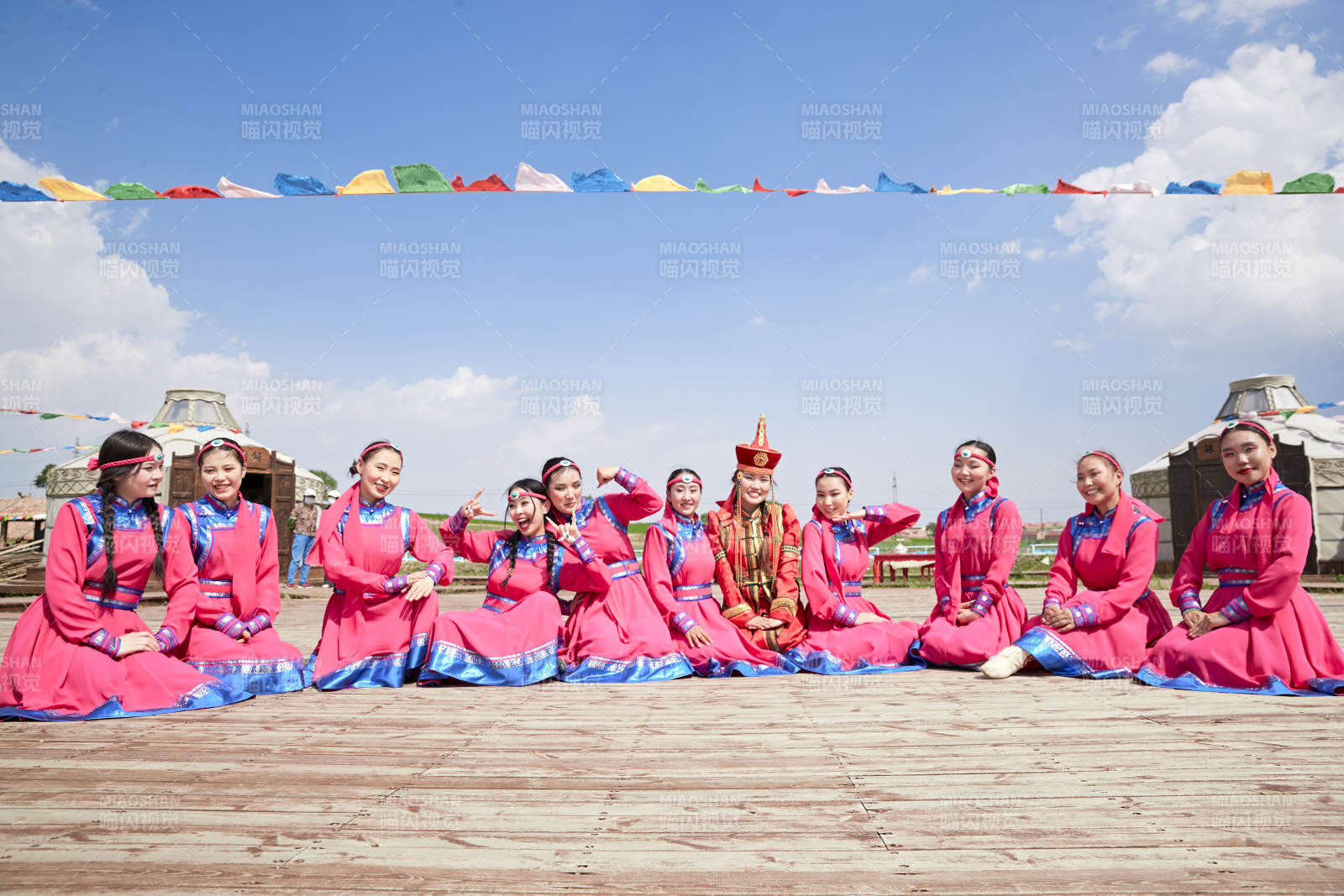 那達慕大會上表演的蒙古族舞蹈演員