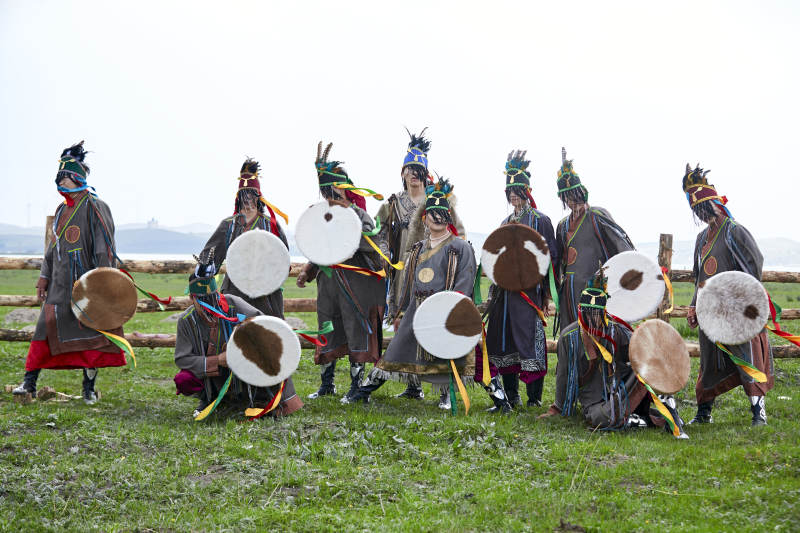 草原上的蒙古萨满祭祀表演的舞蹈舞者
