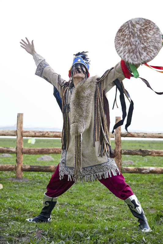 草原上的蒙古萨满祭祀表演的舞蹈舞者