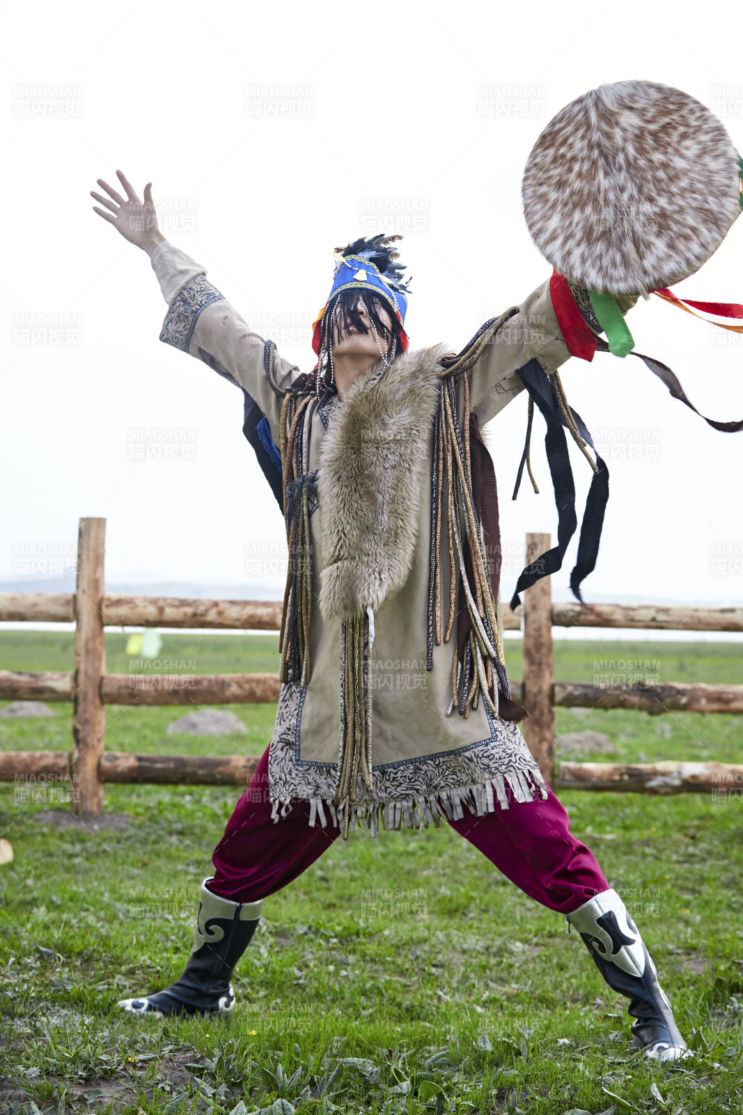 草原上的蒙古萨满祭祀表演的舞蹈舞者