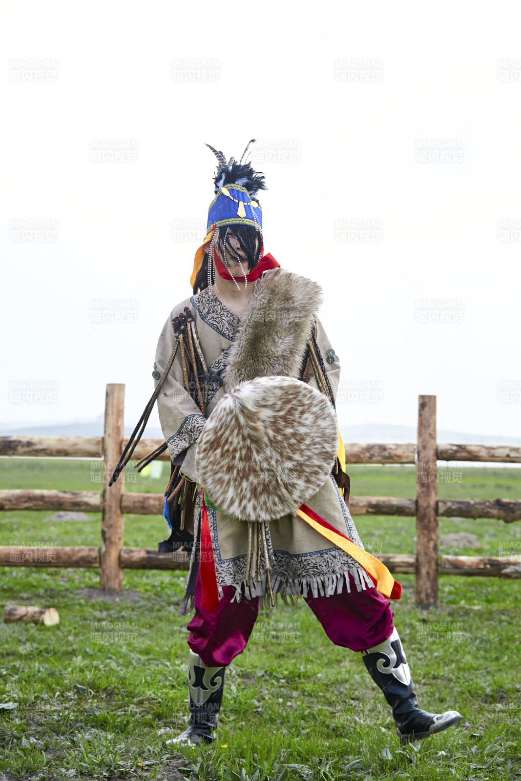 草原上的蒙古薩滿祭祀表演的舞蹈舞者