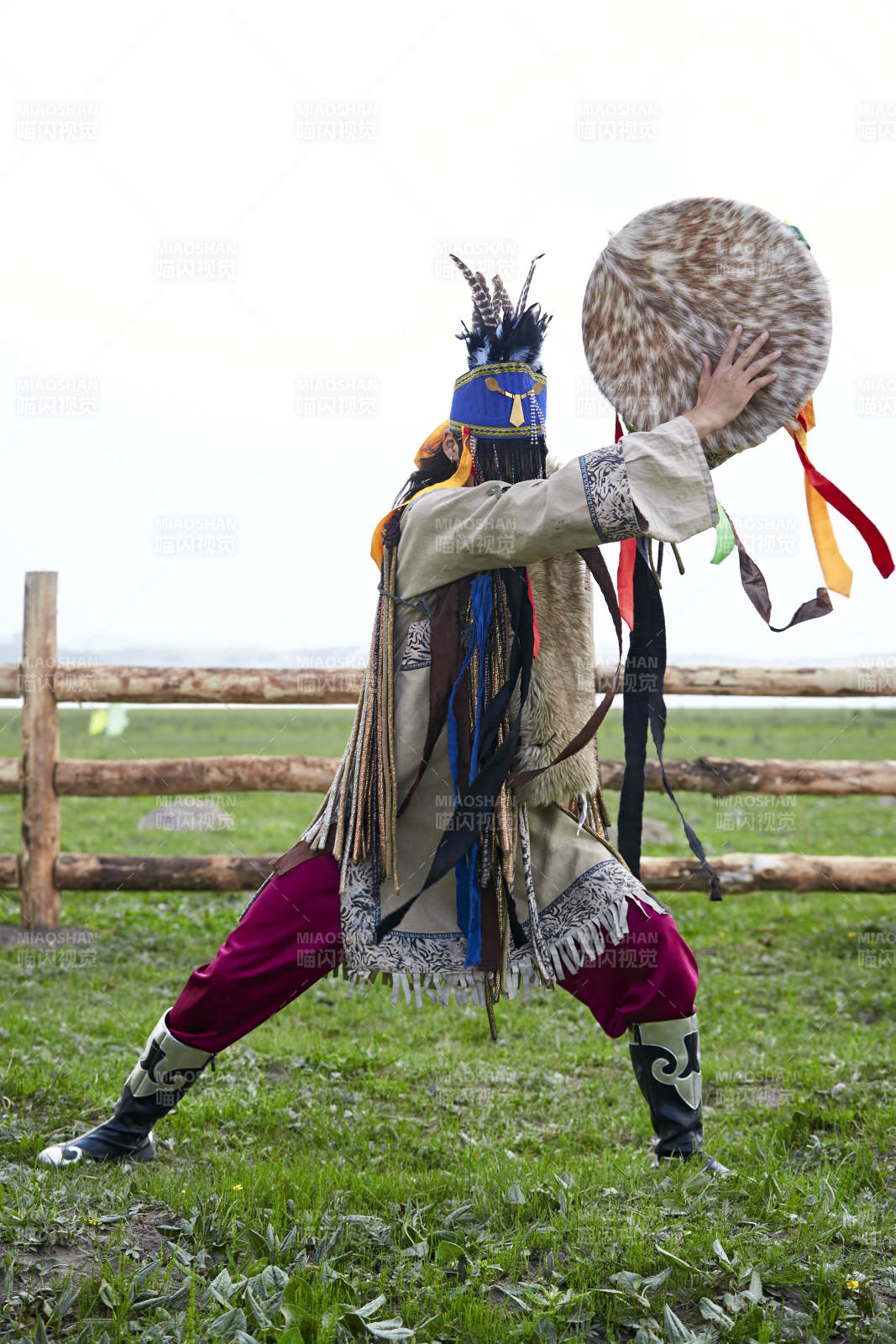 草原上的蒙古薩滿祭祀表演的舞蹈舞者