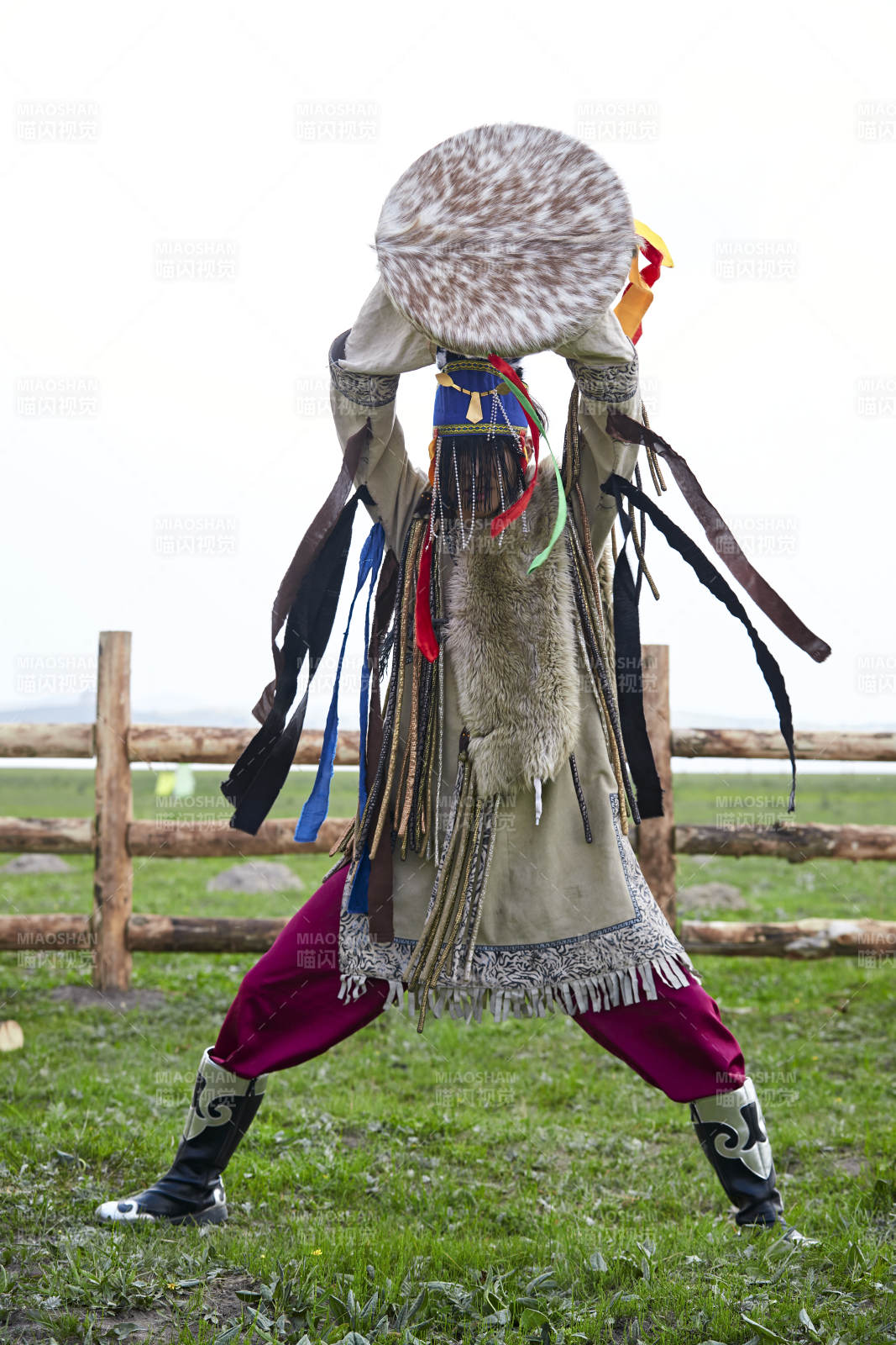 草原上的蒙古薩滿祭祀表演的舞蹈舞者